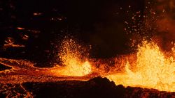 CNNE 1528874 - nuevas imagenes aereas muestran la actividad del volcan en islandia