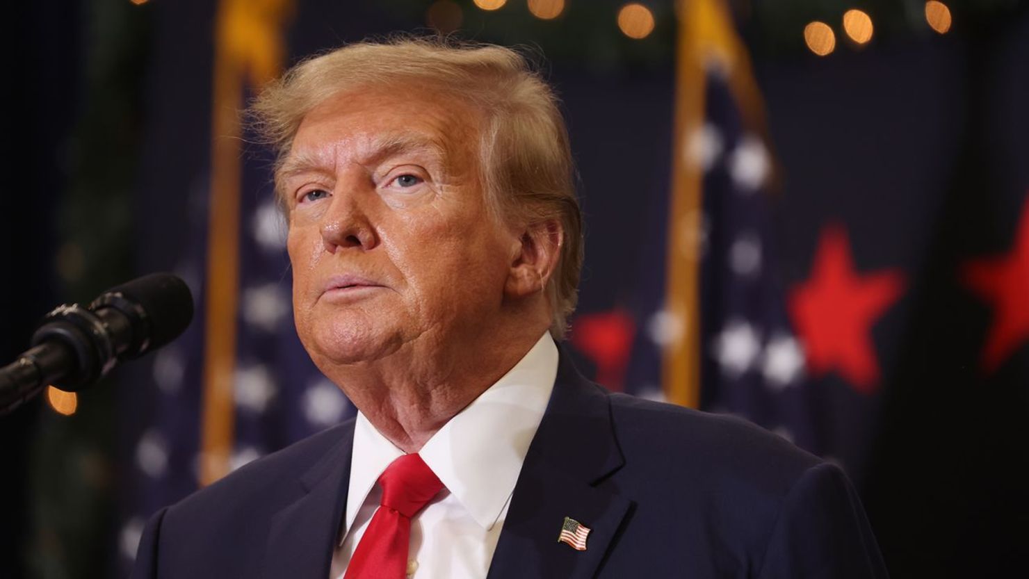 El expresidente de EE.UU. Donald Trump habla durante un acto de campaña en Waterloo, Iowa, el 19 de diciembre de 2023. Crédito: Kamil Krzaczynski/AFP/Getty Images