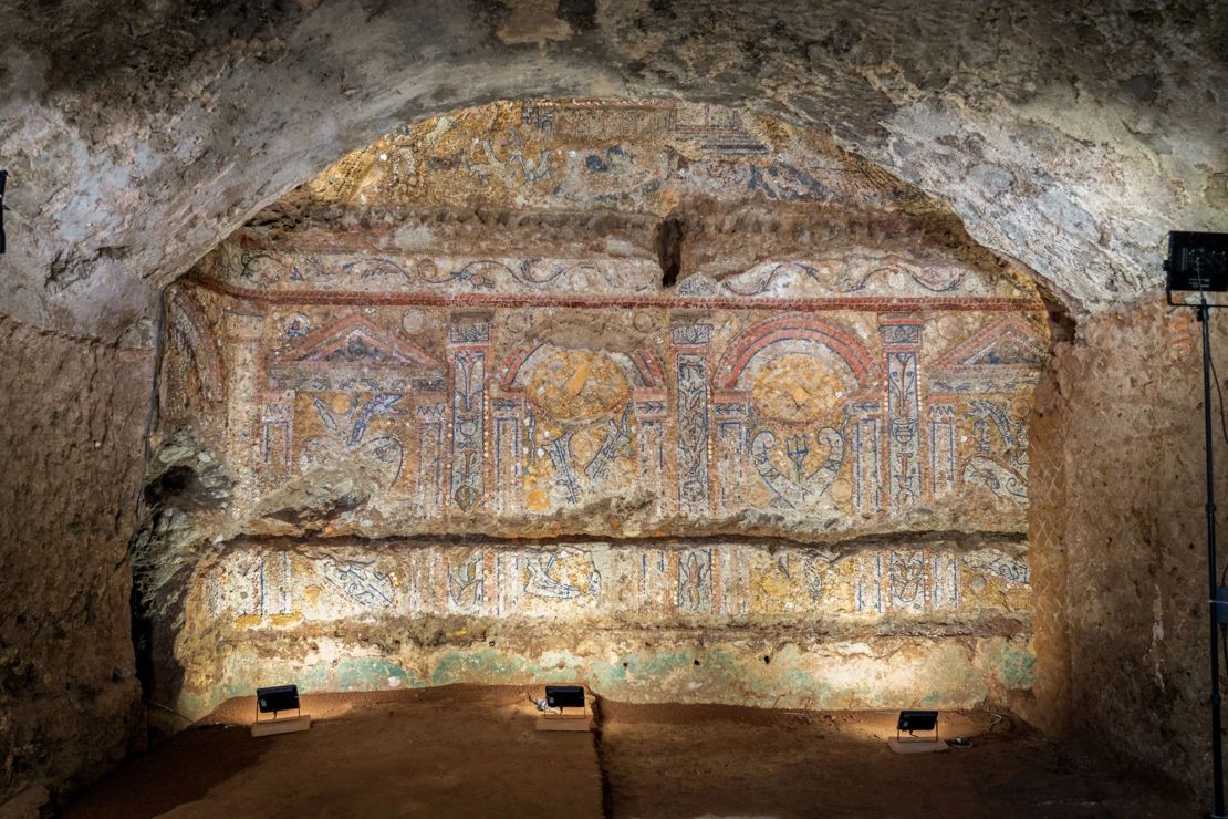 La gruta de conchas, de 2.000 años de antigüedad, se utilizó como comedor al aire libre y cuenta con un mosaico de pared de gran tamaño con conchas, corales y vidrio de colores brillantes. Crédito: Emanuele Antonio Minerva/MiC