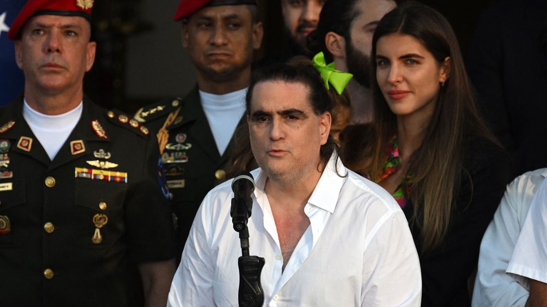 El empresario colombiano Alex Saab habla junto a su esposa, Camilla Fabri, en el Palacio Presidencial de Miraflores en Caracas el 20 de diciembre de 2023.