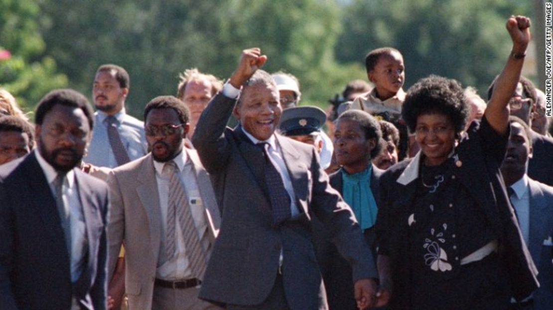 Nelson y Winnie Mandela levantan sus puños cerrados para saludar a una multitud tras la liberación de Madiba en 1990.