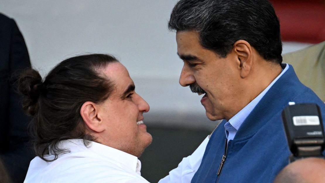 El presidente de Venezuela, Nicolás Maduro (a la derecha), da la bienvenida al empresario colombiano Alex Saab en el Palacio Presidencial de Miraflores en Caracas el 20 de diciembre de 2023. Crédito: FEDERICO PARRA/AFP vía Getty Images