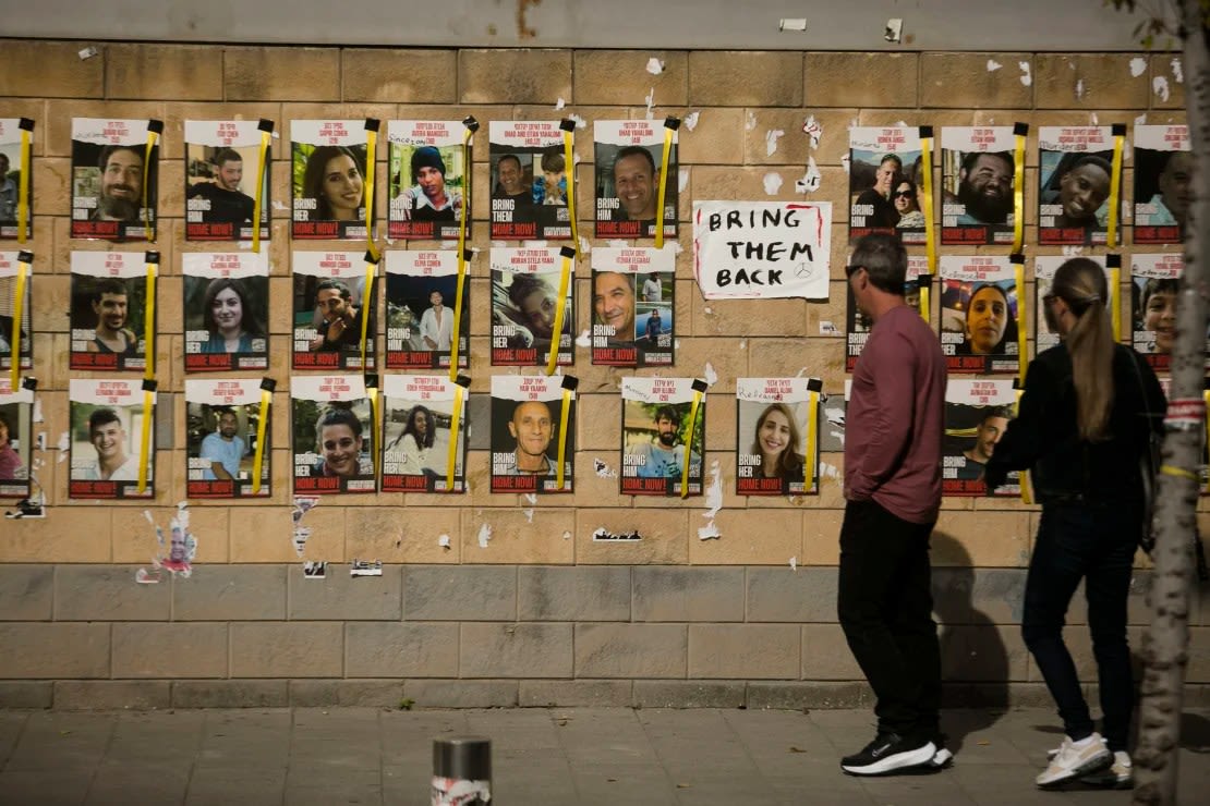 Un muro en Tel Aviv está cubierto de imágenes de rehenes retenidos en Gaza.