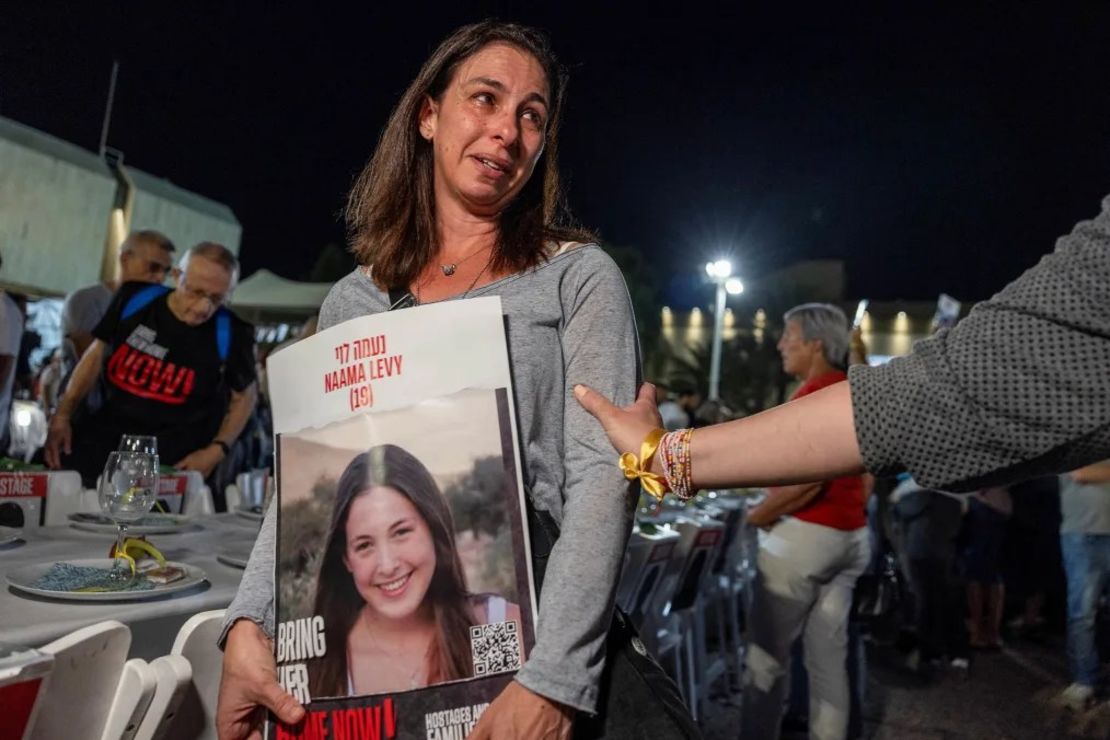 Ayelet Levy Shachar, madre de Naama Levy, de 19 años, secuestrada por Hamas durante los atentados del 7 de octubre, asiste a una manifestación en Tel Aviv, Israel, el 4 de noviembre, en la que se pide la liberación inmediata de los rehenes. Crédito: Evelyn Hockstein/Reuters