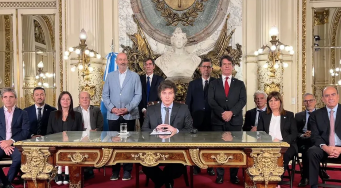 Javier Milei junto a ministros y asesores durante la cadena nacional en la que anunció el megadecreto.