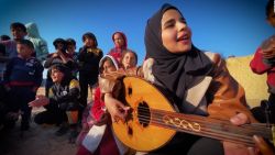 CNNE 1529381 - esta joven toca musica para los ninos de gaza