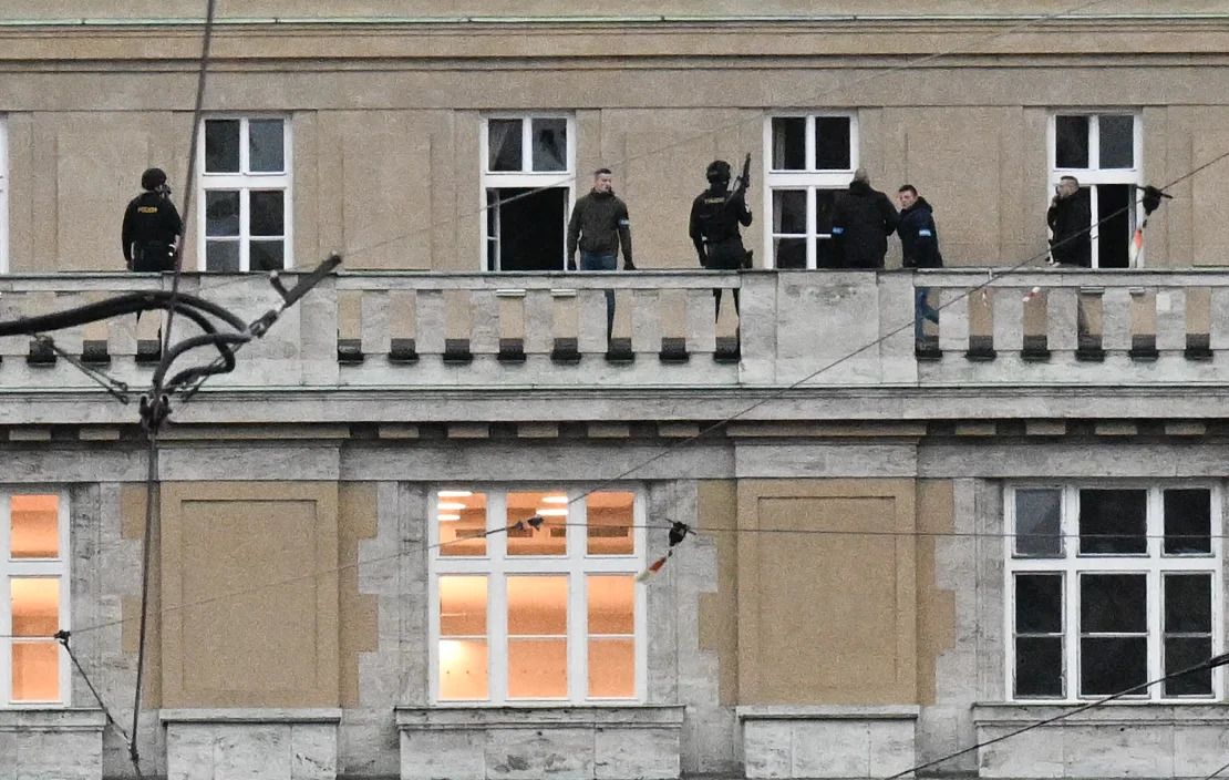 Policía armada fotografiada en el balcón del edificio.