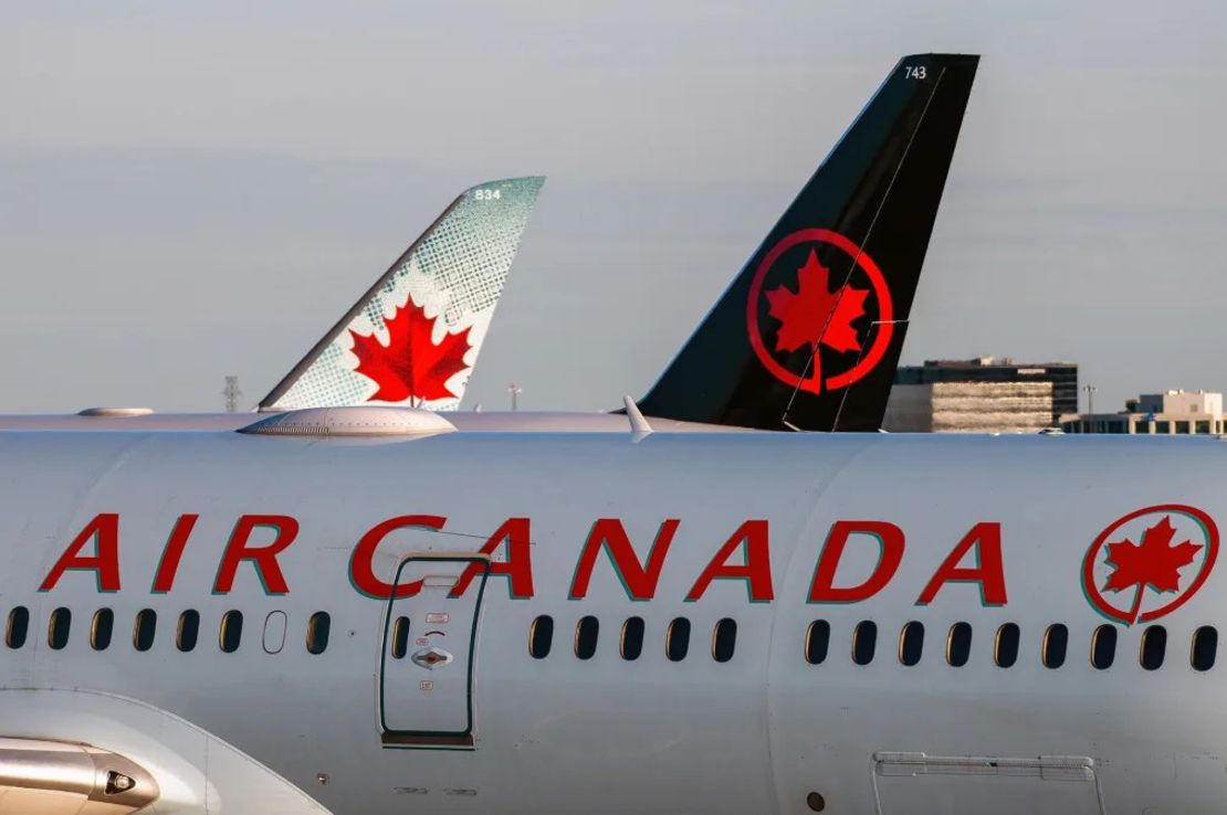 Air Canada se disculpa después de que sentara a pasajeros en una zona de asientos mojada y sucia.Crédito: James MacDonald/Bloomberg/Getty Images