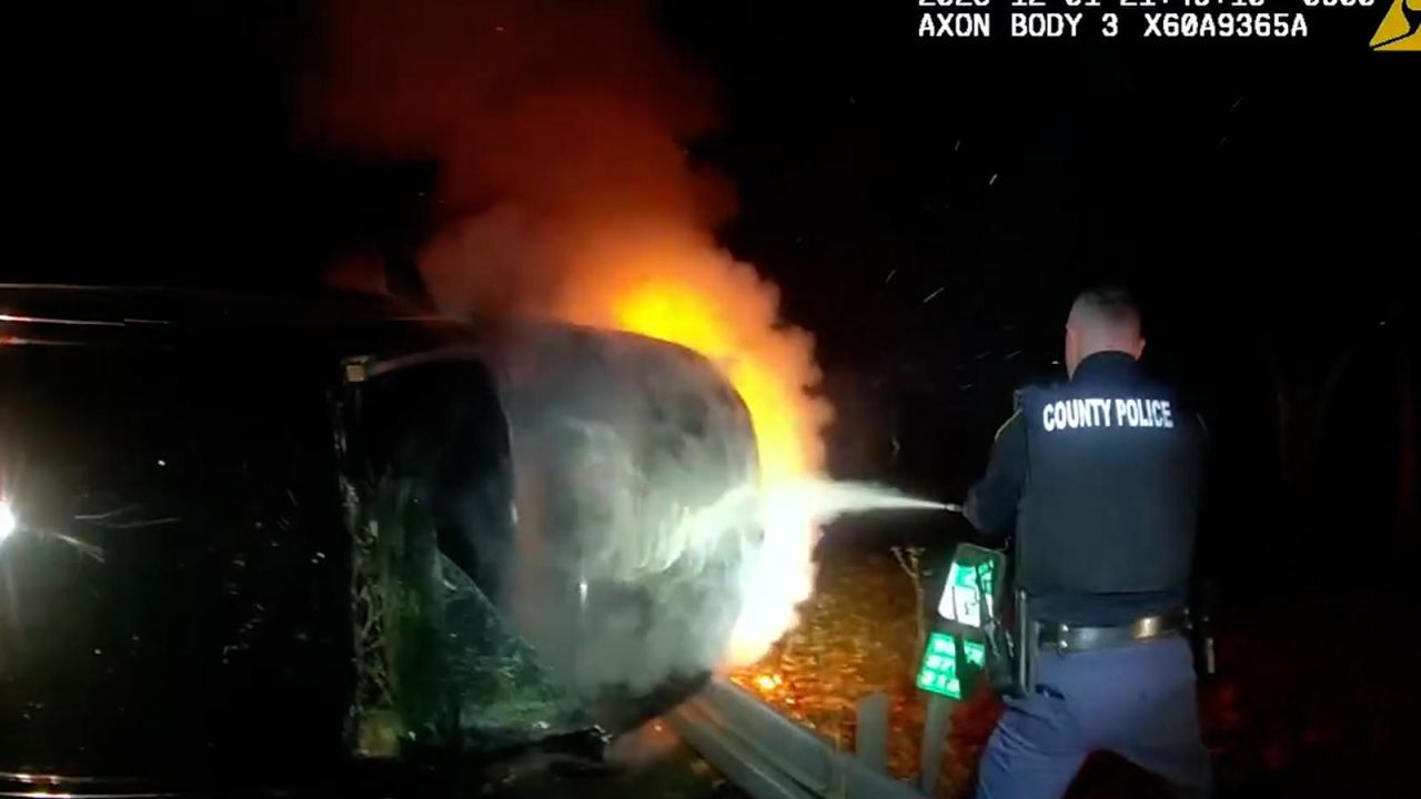 CNNE 1529594 - policias sacan a un sospechoso de un automovil en llamas