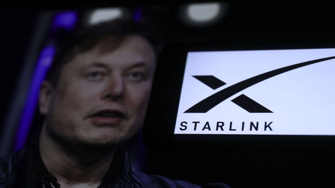 Un logo de Starlink en una pantalla junto a una foto de Elon Musk