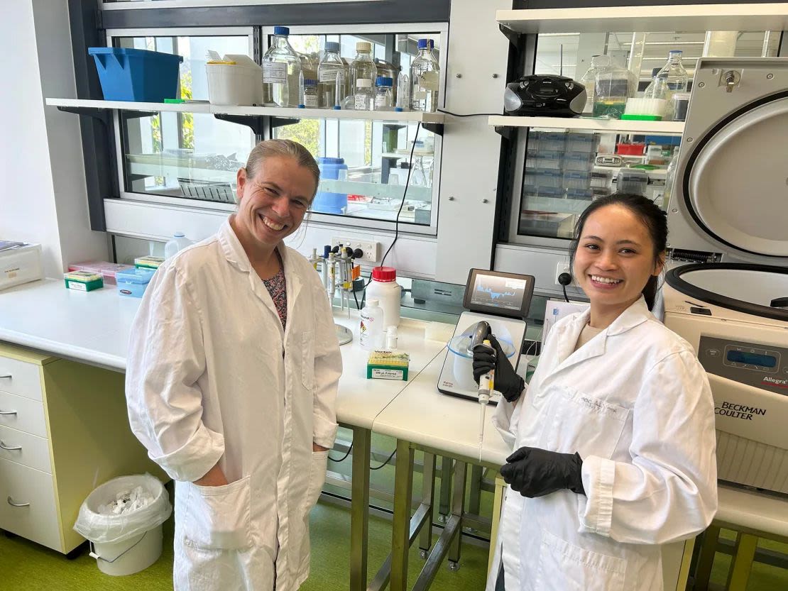 Sally Lau (derecha), investigadora postdoctoral en la Universidad James Cook en Australia, y Jan Strugnell, profesor y director del Centro de Acuicultura y Pesca Tropical Sostenible de la Universidad James Cook, dirigen la investigación.