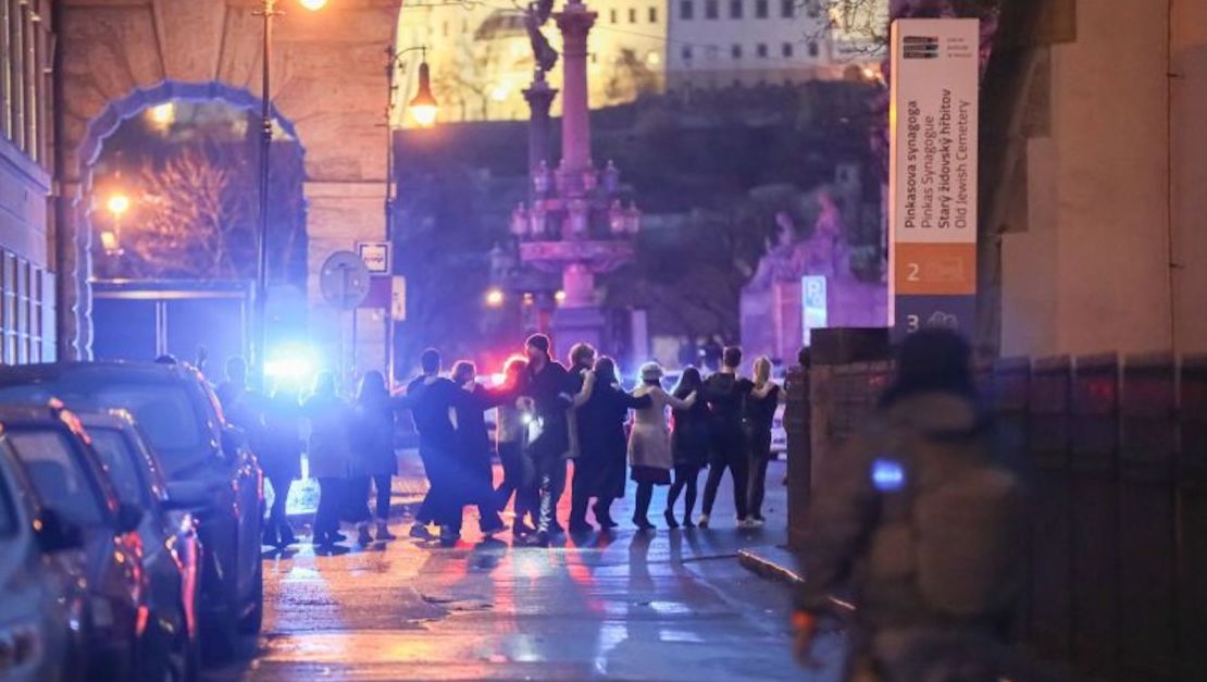 Estudiantes de la Universidad Carolina son evacuados por la policía tras un tiroteo el 21 de diciembre de 2023 en Praga, República Checa.