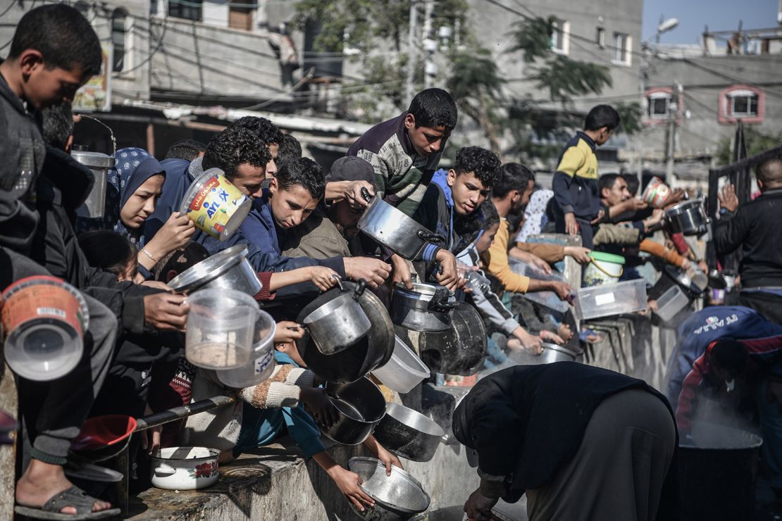 Palestinos reciben alimentos y ayuda humanitaria en Rafah, Gaza, el 19 de diciembre.