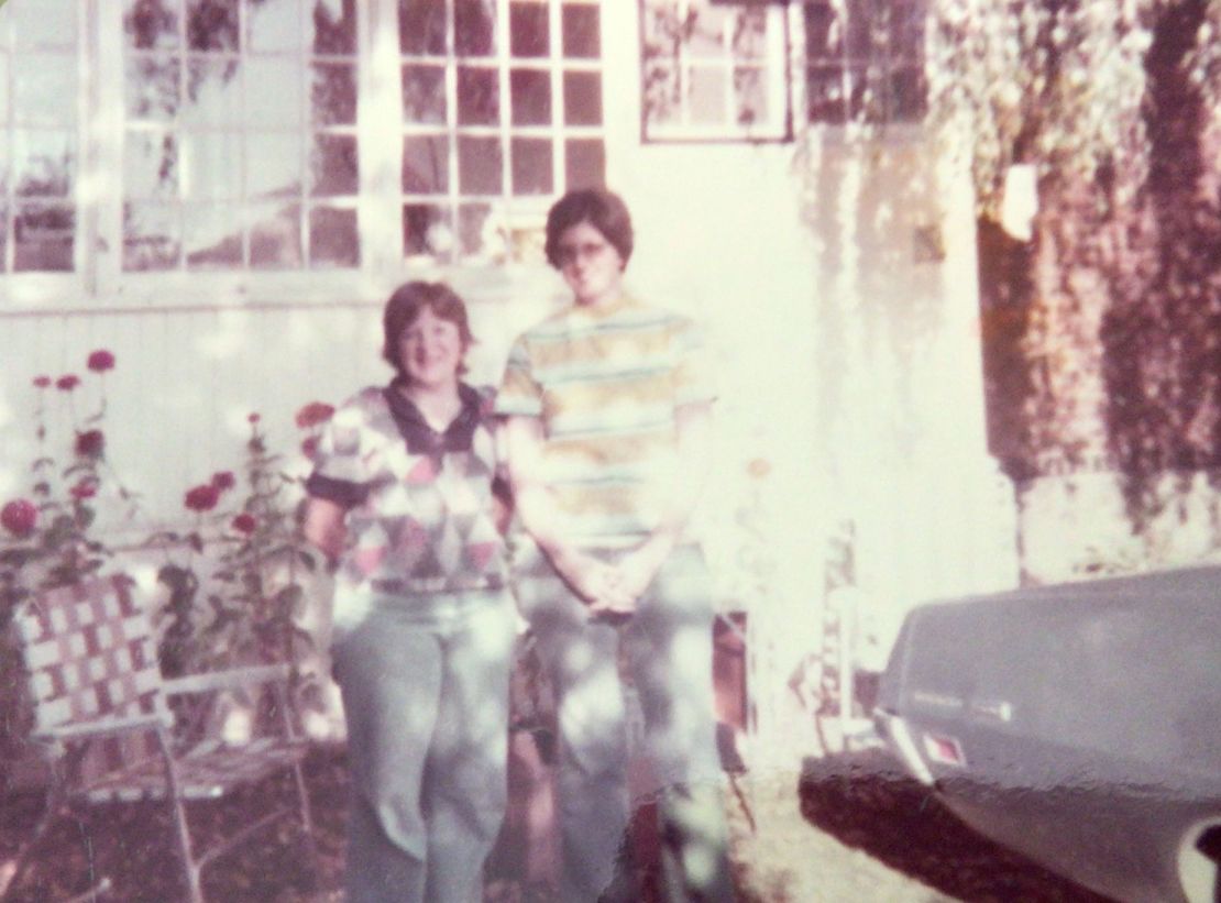 Aquí están Debbie y Cathy fotografiadas en 1976, un año después de conocerse en el aeropuerto. Crédito: Debbie Abbott y Cathy Poyser