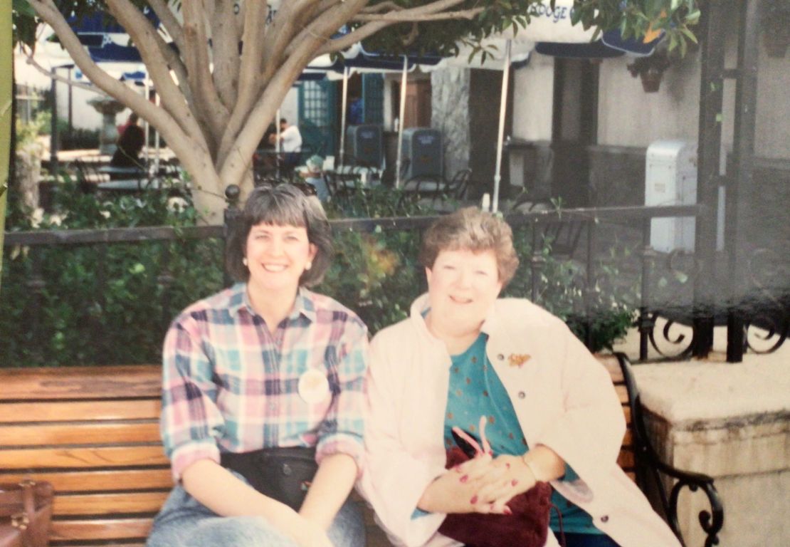 Aquí están Debbie y Cathy fotografiadas en los años noventa. Siguieron en contacto incluso cuando Cathy se mudó de California. Crédito: Debbie Abbott y Cathy Poyser