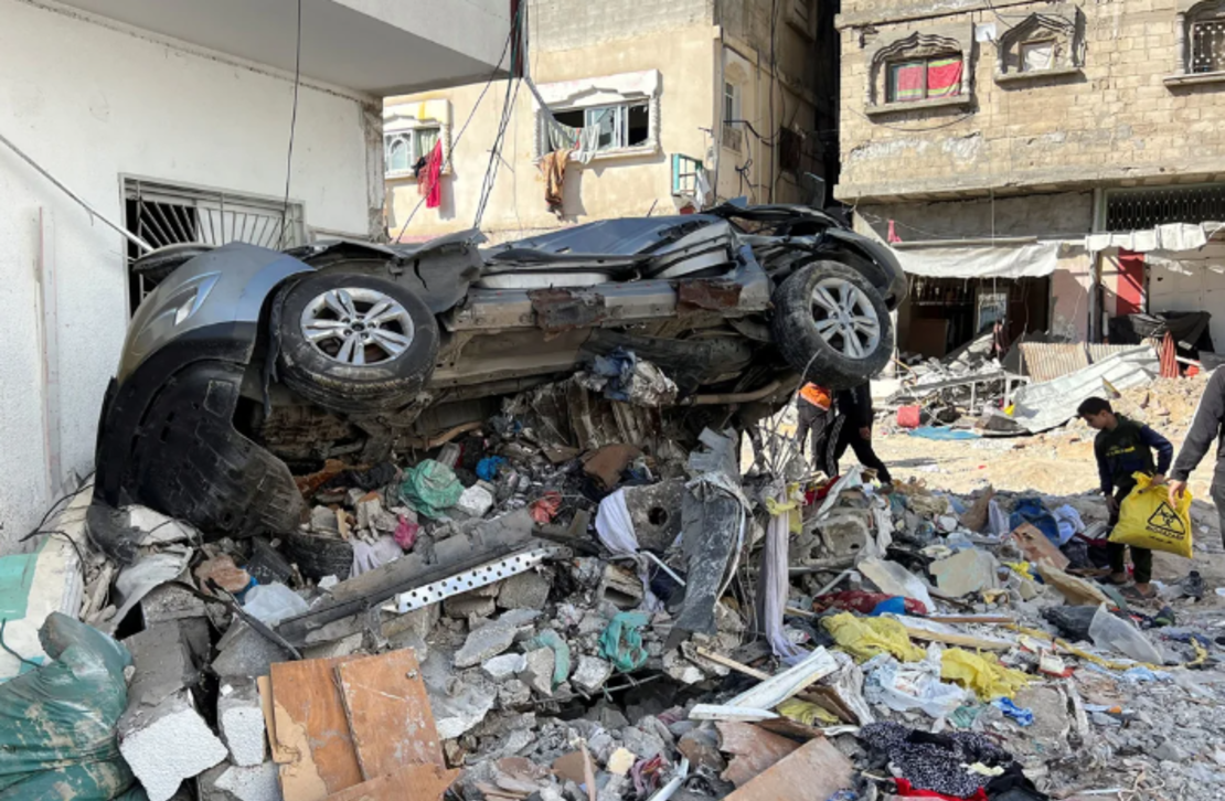 Un coche aplastado sobre los escombros frente al hospital Kamal Adwan.