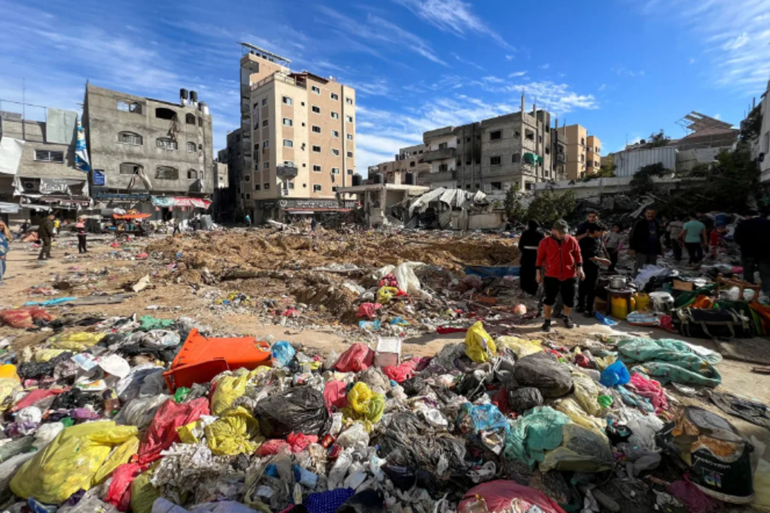 Palestinos inspeccionan los daños tras una incursión israelí en el hospital Kamal Adwan.