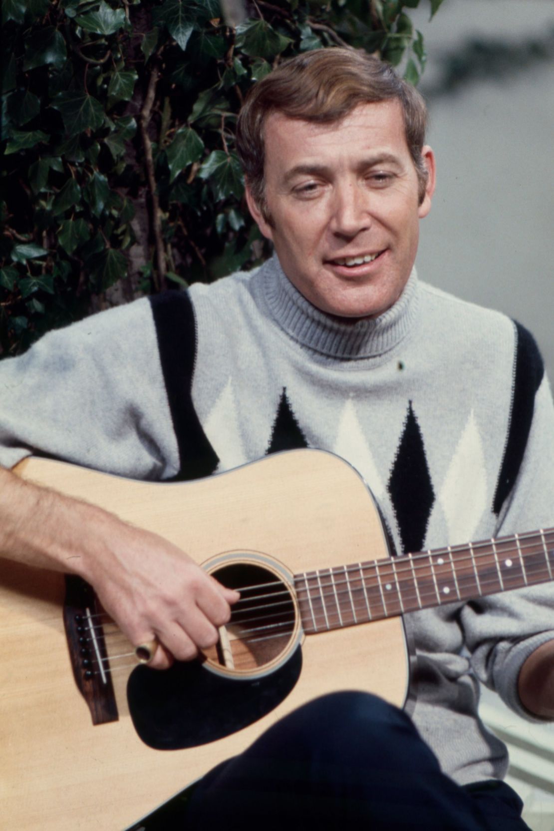 Val Doonican actuando con un suéter festivo en un episodio de su serie de ABC "The Val Doonican Show" en 1971.