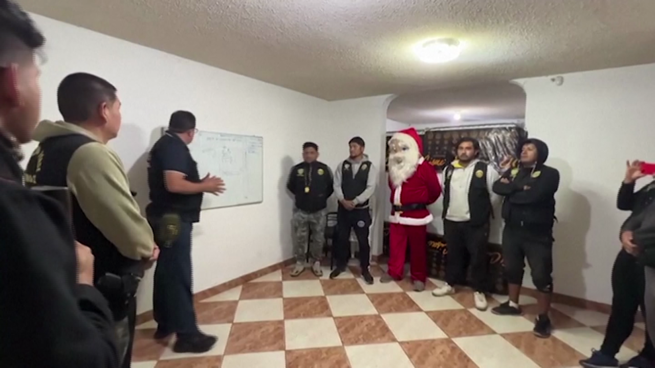 CNNE 1530672 - santa claus "atrapo" a una red de narcotraficantes en peru