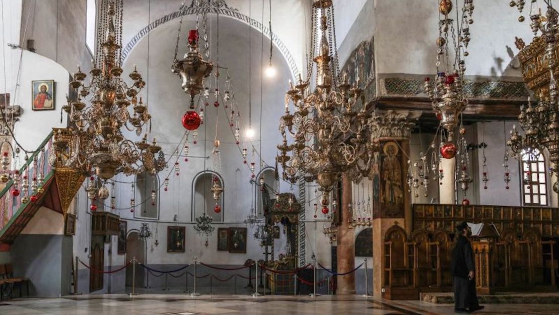 La Iglesia de la Natividad, Patrimonio de la Humanidad, está prácticamente vacía este año, con las celebraciones navideñas en suspenso.