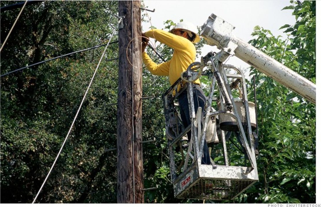 CNNE 153110 - image (7) 130819144308-most-dangerous-jobs-linemen-620xb-jpg for post 95380