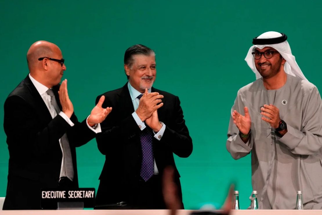 El presidente de la COP28, Sultan Al Jaber, desde la derecha, celebrando un nuevo acuerdo sobre el clima en Dubai con el director general de la cumbre, Adnan Amin, y el secretario ejecutivo de las Naciones Unidas para el Cambio Climático, Simon Stiell.