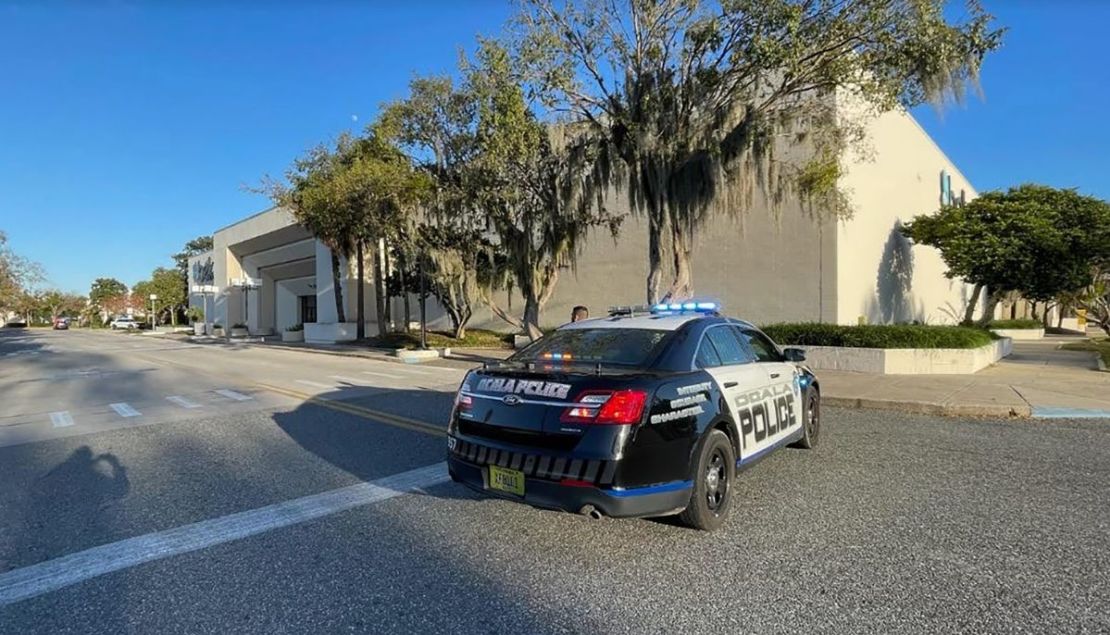 Un vehículo del Departamento de Policía de Ocala afuera del Paddock Mall el sábado.