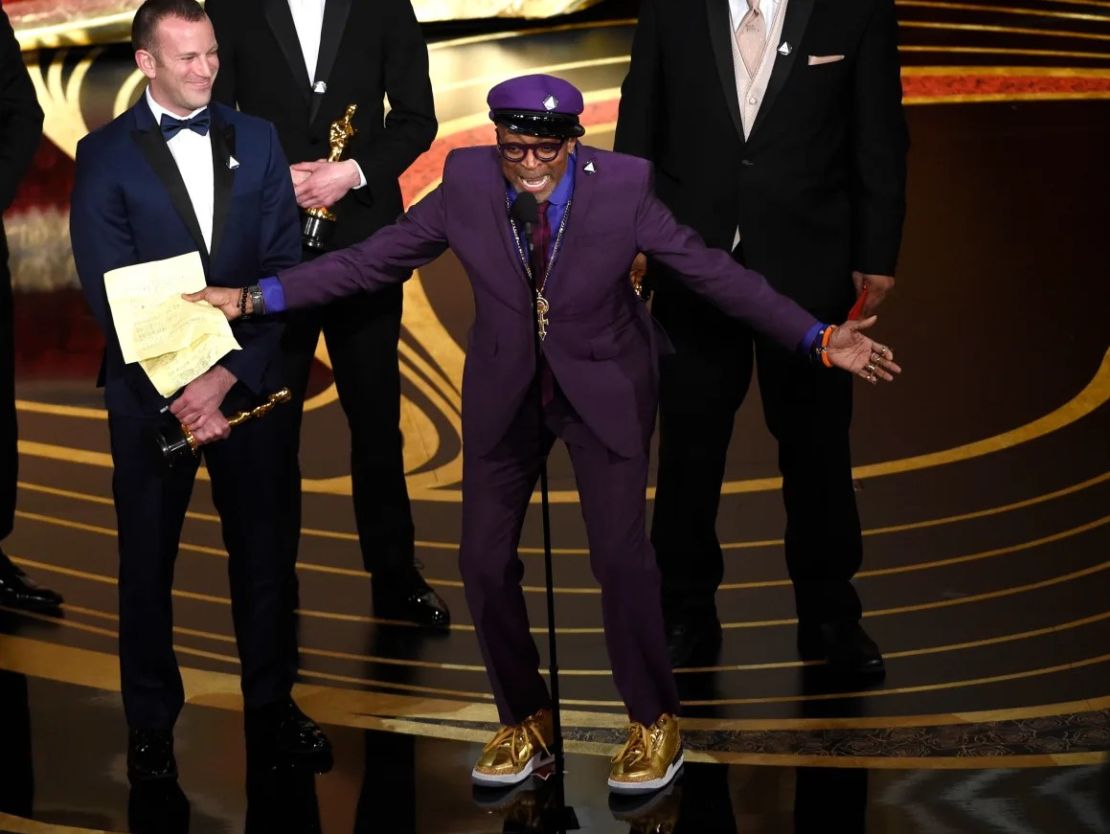 Spike Lee acepta el premio al mejor guion adaptado por "BlacKkKlansman" en los Oscar el 24 de febrero de 2019, en Los Ángeles.