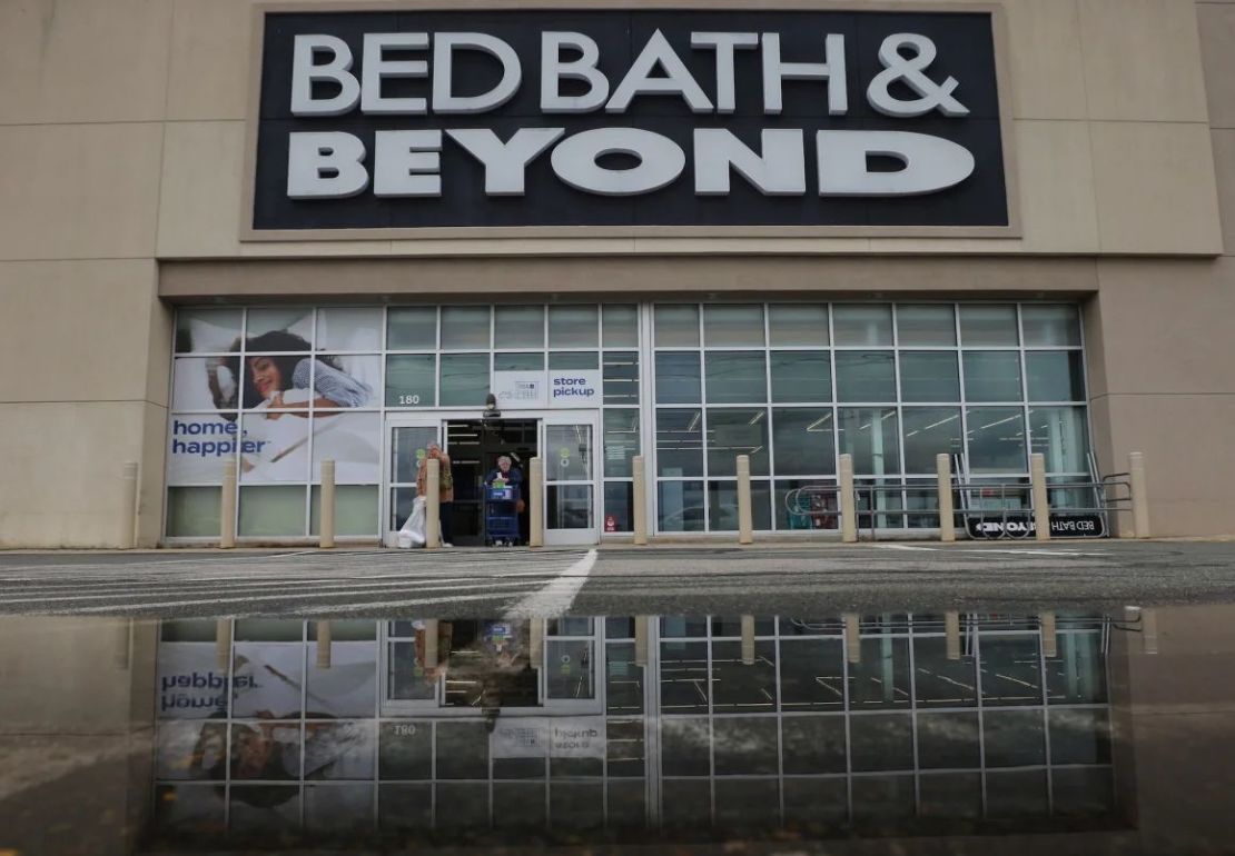 Unos compradores salen de una tienda Bed Bath & Beyond, después de que la empresa se declarara en bancarrota, en Danvers, Massachusetts, el 24 de abril de 2023.