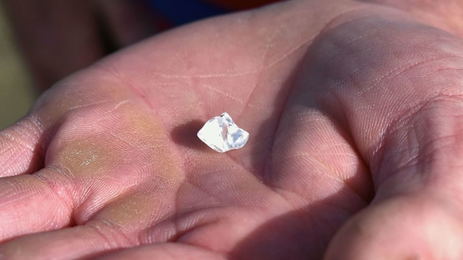 Un primer plano del diamante de 4,87 quilates descubierto en el Parque Estatal Crater of Diamonds en Murfreesboro la primavera pasada.