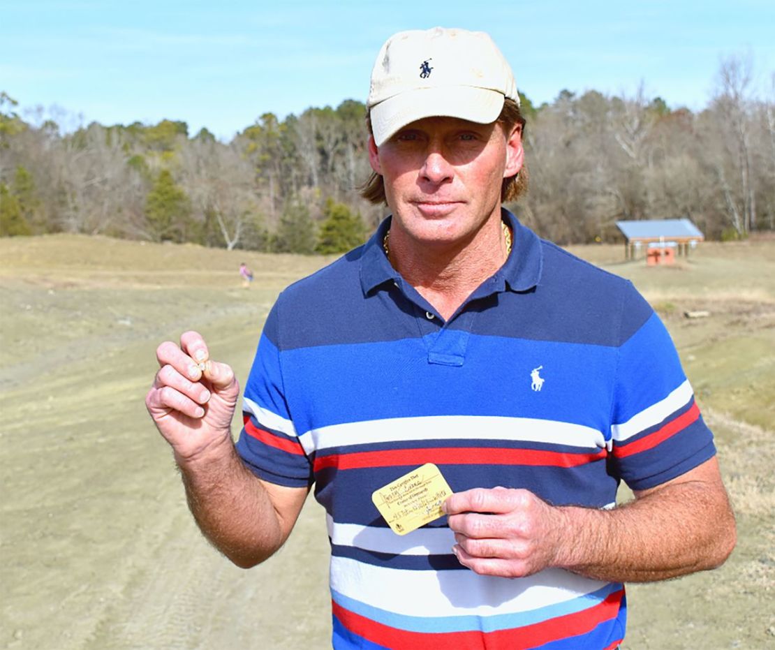 Jerry Evans, quien encontró un diamante de 4,87 quilates en el Parque Estatal Crater of Diamonds en Arkansas, nombró su descubrimiento Diamante Evans.