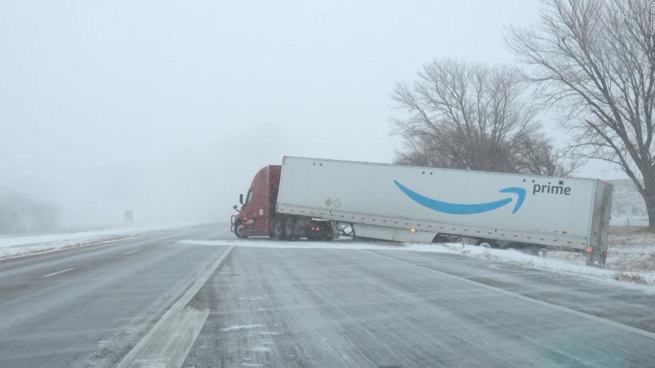 CNNE 1535712 - camiones y autos quedaron varados por una intensa nevada