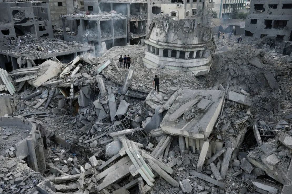 Palestinos inspeccionan los escombros de la mezquita de Yassin, destruida tras ser alcanzada por un ataque aéreo israelí. Crédito: Adel Hana/AP