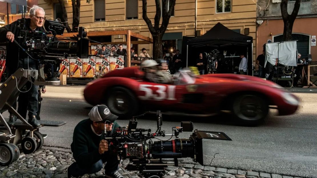 Michael Mann (izquierda) dirige una secuencia de carreras en el rodaje de "Ferrari" en Módena, Italia. Crédito: Lorenzo Sisti/NEON