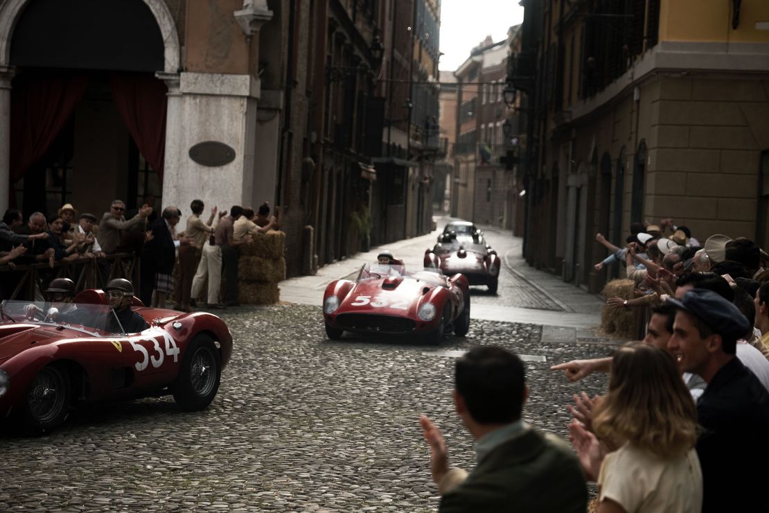 Una escena de "Ferrari" rodada en la Piazza Grande, en el corazón de Módena. La producción rodó en exteriores durante meses en 2022. Crédito: Lorenzo Sisti/NEON