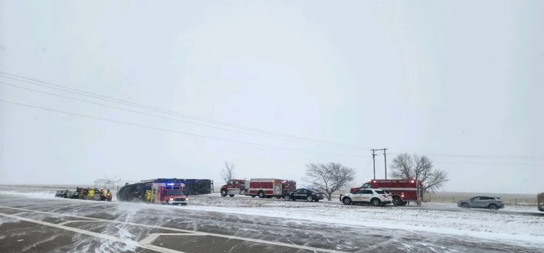 Socorristas de Nebraska trabajan a lo largo de una resbaladiza I-80 el lunes entre Grand Island y Lincoln. Crédito: Patrulla Estatal de Nebraska