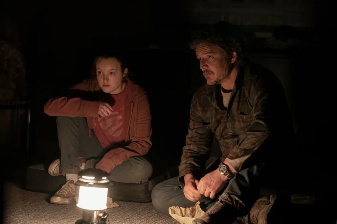 Pedro Pascal y Bella Ramsey en "The Last of Us", una de las mejores series nuevas de 2023. Crédito: Liane Hentscher/HBO