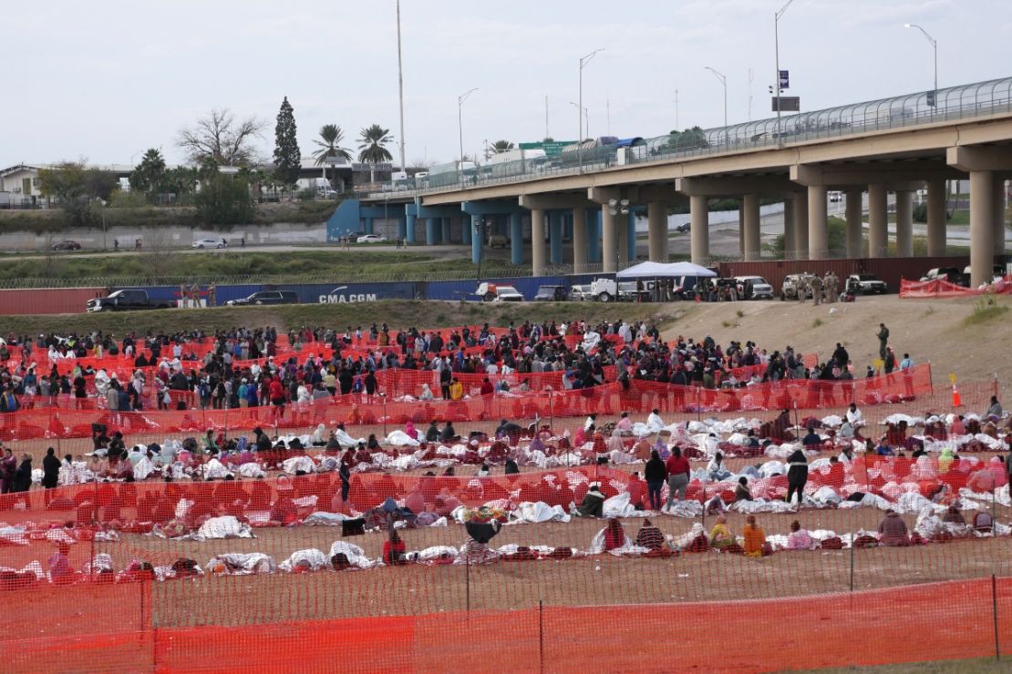 Inmigrantes esperan ser procesados en un centro de tránsito de la Patrulla Fronteriza de EE.UU. después de cruzar la frontera desde México en Eagle Pass, Texas, el 20 de diciembre de 2023. El gobernador republicano de Texas firmó un proyecto de ley el 18 de diciembre de 2023 que permitiría a la Policía estatal arrestar y deportar a los migrantes que cruzan ilegalmente a Estados Unidos desde México.