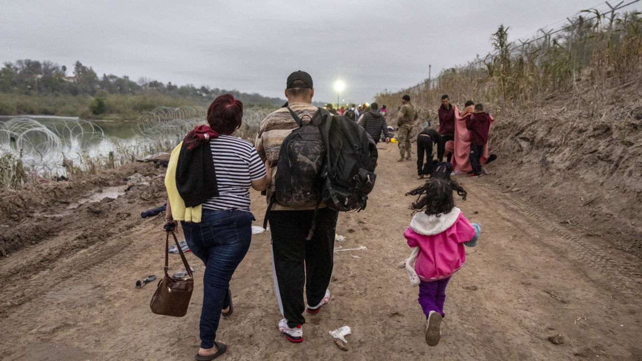 CNNE 1536152 - migrantes continuan llegando a la frontera sur de ee-uu-