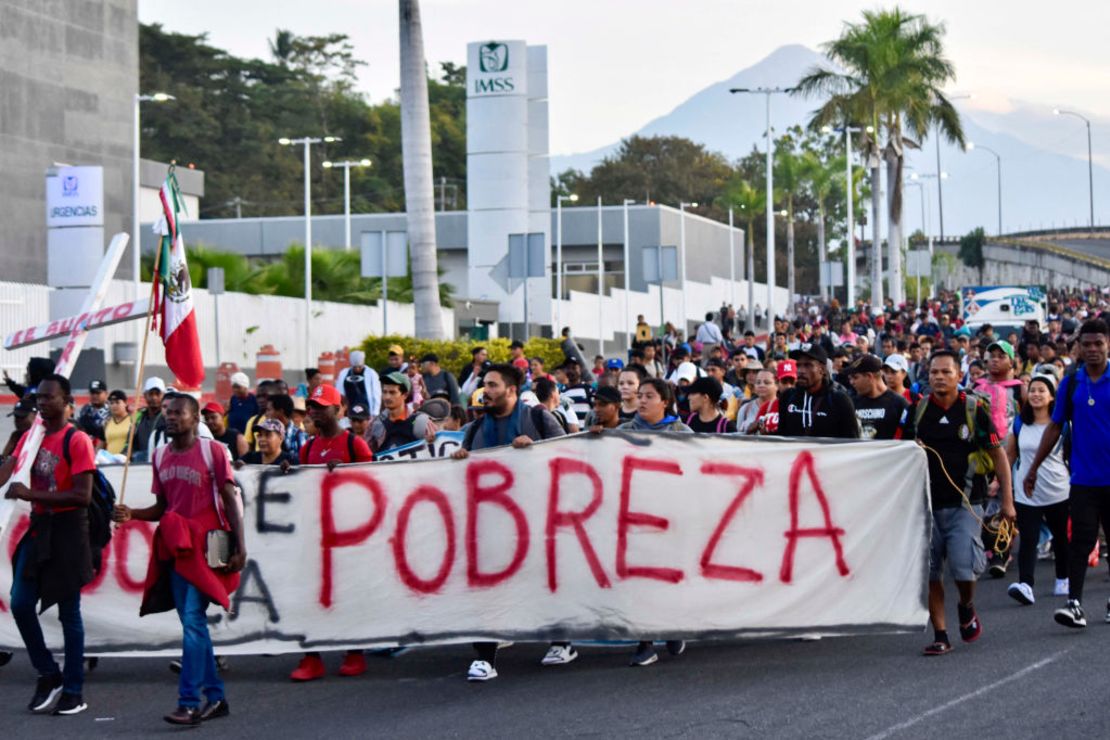 Migrantes caminan como parte de la caravana que ha sido llamada "El éxodo de la pobreza".