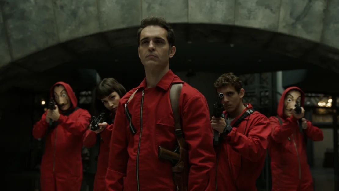 Pedro Alonso como Berlín, el sádico ladrón en el corazón del crimen "La Casa de Papel" (2017-2021).