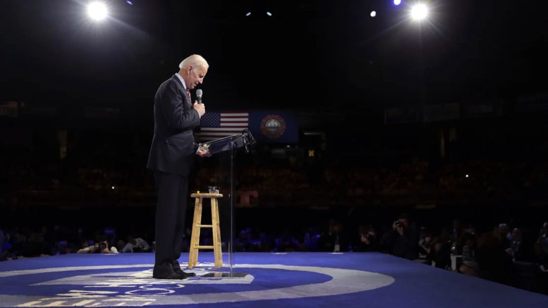 En esta fotografía de febrero de 2020, el entonces candidato presidencial demócrata, Joe Biden, habla durante la cena del 100 Club en SNHIU, en Manchester, Nueva Hampshire.