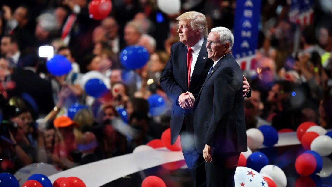 En esta fotografía de julio de 2016, el entonces candidato presidencial republicano, Donald Trump, y el entonces candidato republicano a la vicepresidencia, Mike Pence, reconocen a la multitud al final de la Convención Nacional Republicana, en Cleveland.