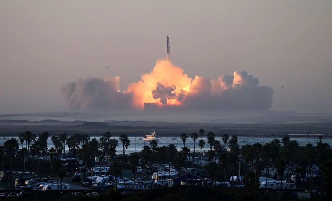 El cohete Starship de SpaceX, el mayor vehículo de lanzamiento jamás construido, despegó de las instalaciones de la empresa en el sur de Texas el 18 de noviembre de 2023. La misión de prueba terminó en una explosión. Crédito: Timothy A. Clary/AFP/Getty Images