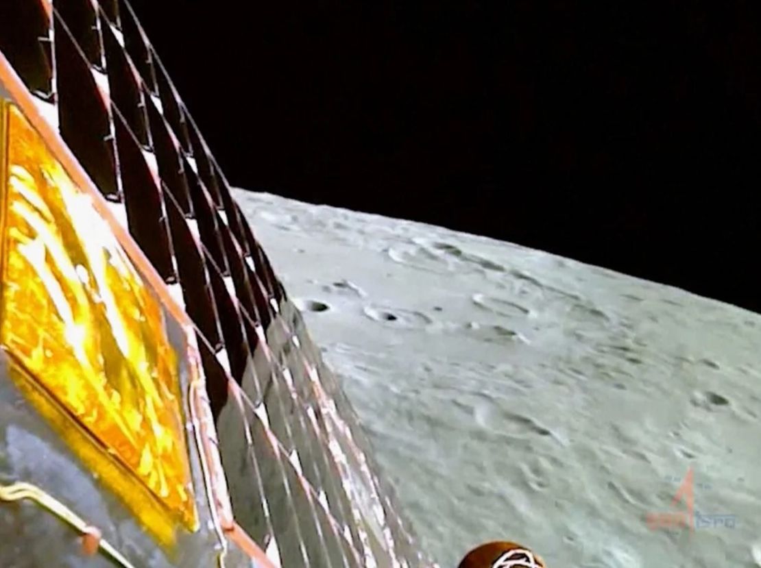 Una imagen de video proporcionada por la Organización India de Investigación Espacial muestra la superficie lunar mientras la nave espacial Chandrayaan-3 se prepara para el aterrizaje el 23 de agosto de 2023. India se convirtió en el primer país en alunizar una nave espacial en la región del polo sur de la Luna. Crédito: ISRO/AP