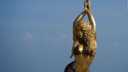 CNNE 1536374 - el significado de la estatua de bronce de shakira