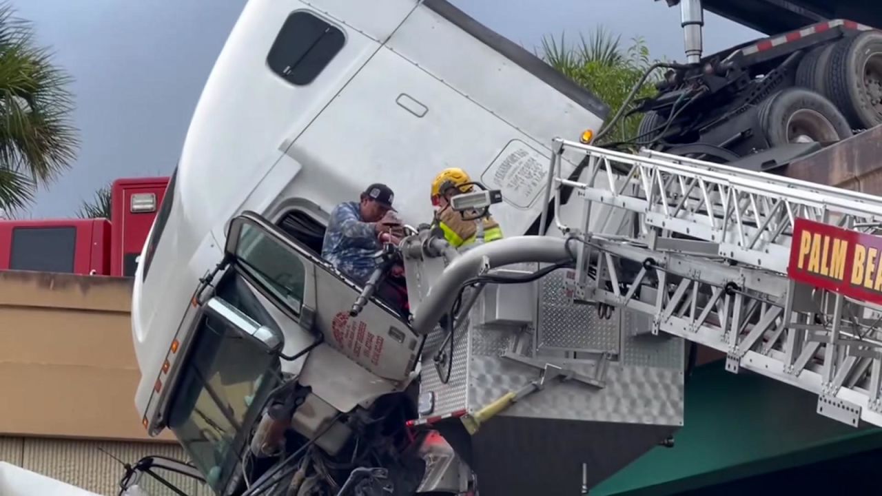 CNNE 1536410 - bomberos rescatan a un conductor de un camion colgando