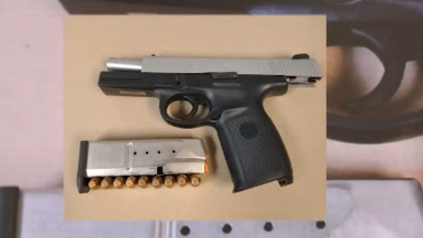 El arma con que un adolescente habría disparado y matado a su hermana tras una disputa familiar en Florida.