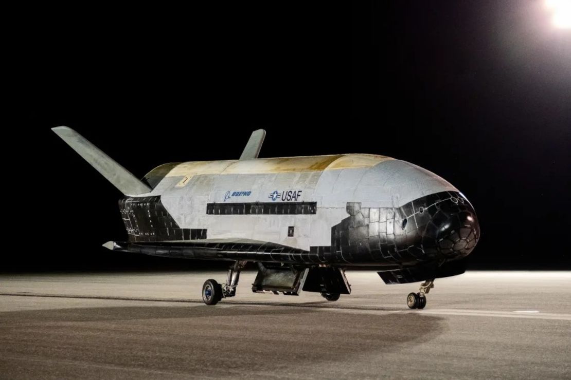 El vehículo de pruebas orbitales X-37B concluye su sexta misión con éxito en 2022. Crédito: Sargento Adam Shanks/Fuerza Espacial de EE.UU.