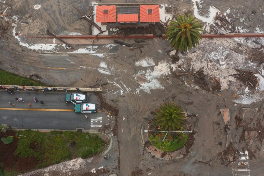 Los escombros de la tormenta llenan el barrio Rio Del Mar de Aptos, en el condado de Santa Cruz.